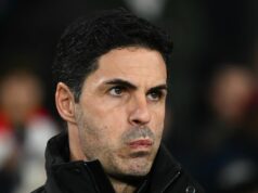 Alternatívne prestupové obdobie Arsenalu – 130-gólový útočník, Nwaneri sa otočil, 60 miliónov libier sa pripojil Wonderkid Mikel Arteta, manažér Arsenalu, sa pozerá na zápas MD8 fázy Ligy majstrov UEFA 2025/26 medzi Arsenal FC a FC Kairat Almaty