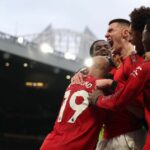 Benjamin Sesko z Manchestru United oslavuje so spoluhráčmi zo strelenia tretieho gólu svojho tímu počas zápasu Premier League medzi Manchestrom United a Fulhamom na Old Trafford 1. februára 2026 v anglickom Manchestri.