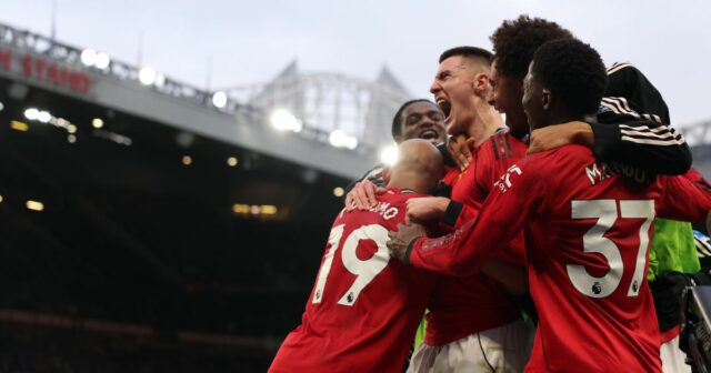 Benjamin Sesko z Manchestru United oslavuje so spoluhráčmi zo strelenia tretieho gólu svojho tímu počas zápasu Premier League medzi Manchestrom United a Fulhamom na Old Trafford 1. februára 2026 v anglickom Manchestri.