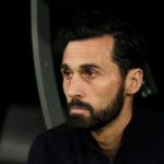 Alvaro Arbeloa hovorí s Mbappem, Viniciusom, Valverdem a Mourinhom po zápase Realu Madrid 2:1 Benfica