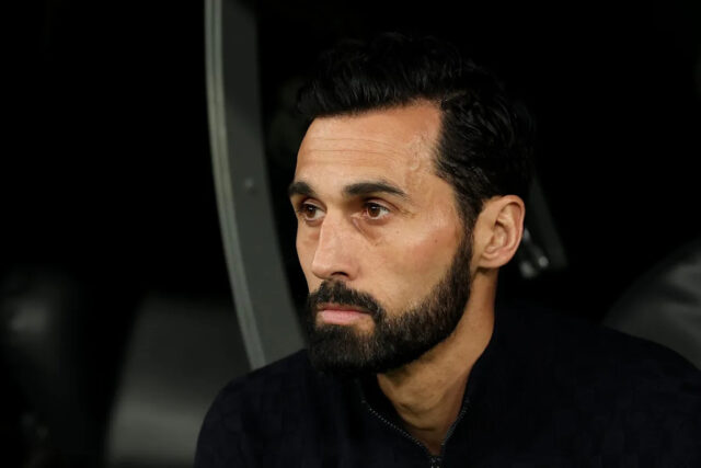 Alvaro Arbeloa hovorí s Mbappem, Viniciusom, Valverdem a Mourinhom po zápase Realu Madrid 2:1 Benfica

