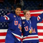 Hokejová superhviezda tímu USA Laila Edwards (L) oslavovala olympijské zlato po boku svojej rodiny