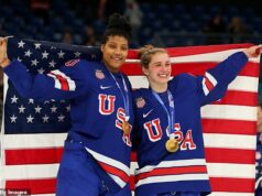 Americká hokejová hviezda Laila Edwards vyhrala zlato pred svojou rodinou po dare 10 000 dolárov od Travisa a Jasona Kelce Hokejová superhviezda tímu USA Laila Edwards (L) oslavovala olympijské zlato po boku svojej rodiny