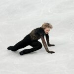 Úsilie americkej korčuliarskej senzácie Iliu Malinina za olympijským zlatom v piatok večer havarovalo a zhorelo