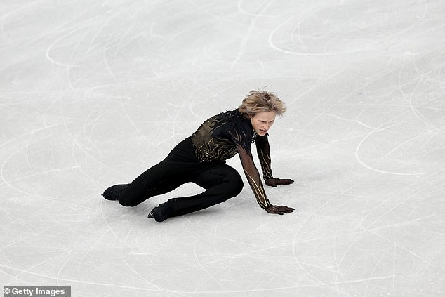 Americká korčuliarska hviezda Ilia Malinin po páde „Quad God“ potláča Úsilie americkej korčuliarskej senzácie Iliu Malinina za olympijským zlatom v piatok večer havarovalo a zhorelo