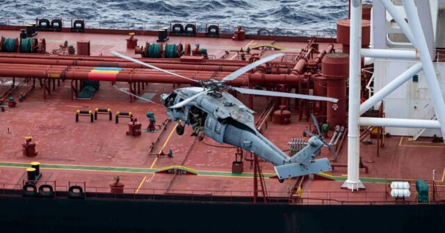 Americké sily nalodili v Indickom oceáne tanker, ktorý utiekol pred Trumpovou blokádou Venezuely | Správy Donalda Trumpa
