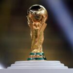 Trofej Svetového pohára stojí na stojane