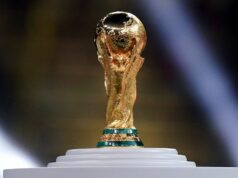 Americkí futbaloví šéfovia tvrdia, že majstrovstvá sveta budú „100-krát“ väčšie ako Super Bowl Trofej Svetového pohára stojí na stojane