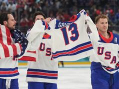 Americký mužský hokej vyznamenáva Johnnyho Gaudreaua Americký mužský hokej vyznamenáva Johnnyho Gaudreaua