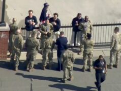 Americký mužský hokejový tím zdieľa medailový moment s armádou pred návštevou Bieleho domu Americký mužský hokejový tím zdieľa medailový moment s armádou pred návštevou Bieleho domu