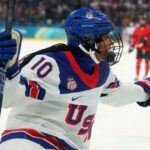 Americký ženský hokejový tím postúpil do olympijského štvrťfinále, porazil Kanadu