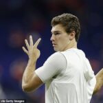 Fernando Mendoza je na obrázku, ako sa rozcvičuje pred víťazstvom v Big Ten Championship s IU