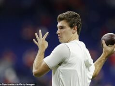 Analytik NFL bije na poplach pri predpokladanej pozícii číslo 1 Fernanda Mendozu počas kombinovania Fernando Mendoza je na obrázku, ako sa rozcvičuje pred víťazstvom v Big Ten Championship s IU