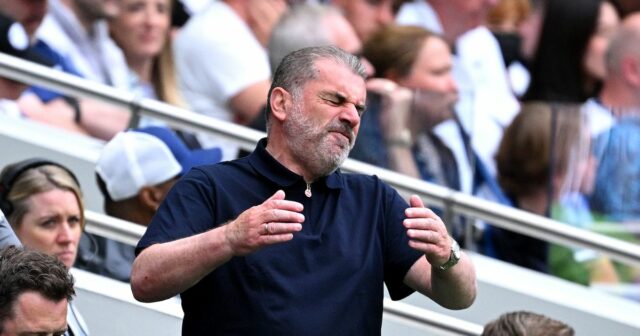 Ange Postecoglou počas zápasu Premier League medzi Tottenham Hotspur FC a Brighton & Hove Albion FC na štadióne Tottenham Hotspur. 