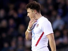 Anglická hviezda Henry Arundell je VYHNUTÝ po hororovej kolízii so škótskym rivalom, pretože tím Steva Borthwicka je v prvom polčase v Edinburghu ohromený nočnou morou. Henry Arundell bol vylúčený v prvom polčase za Anglicko po kolízii so Škótskom Kyleom Steynom