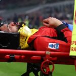 Anglicko Globe Hrnček nadšený hospitalizovaný po odchode, podajte si ruku na krk|Futbal|Športová aktivita