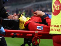 Anglicko Globe Hrnček nadšený hospitalizovaný po odchode, podajte si ruku na krk|Futbal|Športová aktivita Anglicko Globe Hrnček nadšený hospitalizovaný po odchode, podajte si ruku na krk|Futbal|Športová aktivita