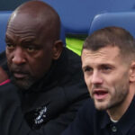 Prizerajú sa asistent Luton Town Chris Powell a šéf Jack Wilshere