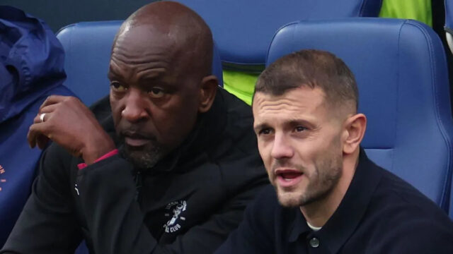 Prizerajú sa asistent Luton Town Chris Powell a šéf Jack Wilshere