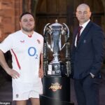 Angličan Jamie George a hlavný tréner Steve Borthwick pózujú s trofejou Six Nations