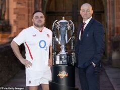 Anglicko bude tím, ktorý porazí v Six Nations… zatiaľ čo Škótsko bude bojovať, aby sa vyhlo drevenej lyžičke, píše Calum Crowe Angličan Jamie George a hlavný tréner Steve Borthwick pózujú s trofejou Six Nations