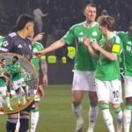 Anthony Gordon z Newcastlu United oslavuje po strelení gólu počas zápasu osemfinále play-off Ligy majstrov UEFA medzi...