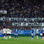 Fanúšikovia RC Strasbourg Alsace sa zabávajú počas zápasu France Ligue 1 medzi RC Strasbourg Alsace a OGC Nice na Stade de la Meinau 12. apríla 2025 v Štrasburgu vo Francúzsku