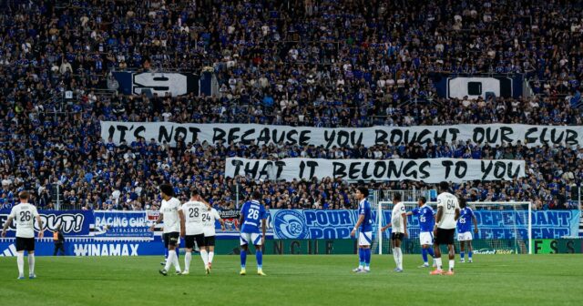 Fanúšikovia RC Strasbourg Alsace sa zabávajú počas zápasu France Ligue 1 medzi RC Strasbourg Alsace a OGC Nice na Stade de la Meinau 12. apríla 2025 v Štrasburgu vo Francúzsku