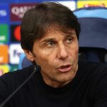 Antonio Conte hovorí pre médiá počas tlačovej konferencie