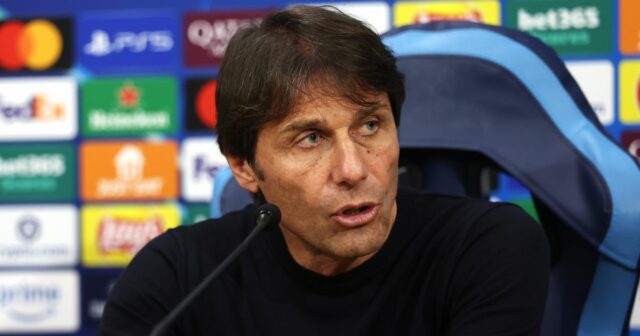Antonio Conte hovorí pre médiá počas tlačovej konferencie