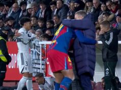 Araujo vysvetľuje oslavu s Flickom po návrate do Barcelony XI Araujo vysvetľuje oslavu s Flickom po návrate do Barcelony XI