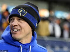 Arizona Cardinals konečne získali nového hlavného trénera… Tom Brady’s Raiders zostali ako posledný tím z NFL Arizona Cardinals oficiálne najali Mikea LaFleura ako svojho nového hlavného trénera