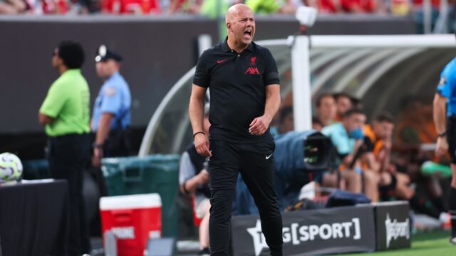 Arne Slot naznačuje pridanie prestupového obdobia do Liverpoolu koncom januára, reaguje na ponuku Interu za Curtisa Jonesa
