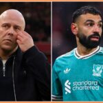 Mohamed Salah z Liverpoolu pri lopte, keď bol počas Premier League pod tlakom Noaha Sadikiho, Trai Humea a Omara Aldereteho zo Sunderlandu...
