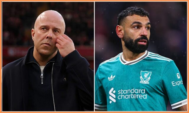 Mohamed Salah z Liverpoolu pri lopte, keď bol počas Premier League pod tlakom Noaha Sadikiho, Trai Humea a Omara Aldereteho zo Sunderlandu...