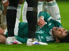 Arne Slot poskytuje pochmúrne informácie o zranení Wataru Enda po tom, čo hviezda opustila ihrisko na nosidlách Wataru Endo