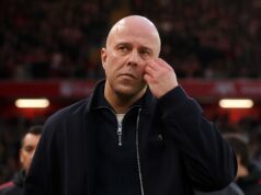 Arne Slot pripúšťa, že Liverpool musí byť „blízko dokonalosti“, aby sa vyhol neprijateľnej sezóne Liverpool premárnil neskoré vedenie proti Man City po prehre 2:1 (Liverpool FC cez Getty Images)