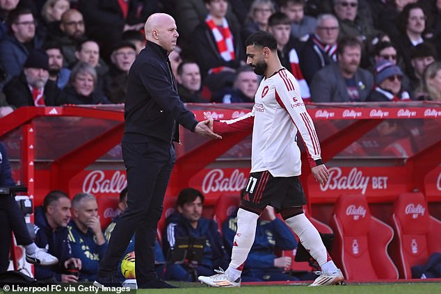 Arne Slot riskuje občiansku vojnu, ak sa bude riadiť myšlienkou Mohamed Salah je v nedeľu nahradený za Liverpool - po tom, čo sa zdalo, že sa ani nesnaží