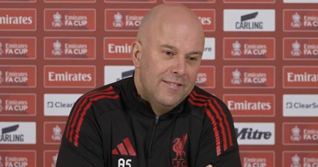 Arne Slot sa snaží zaspať, keď si ustaraný šéf vyberá „smiešnu“ hviezdu | Futbal | Šport
