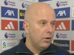 Arne Slot ukazuje prstom na rozhodcu po otázke na červenú kartu Dominika Szoboszlaia Arne Slot