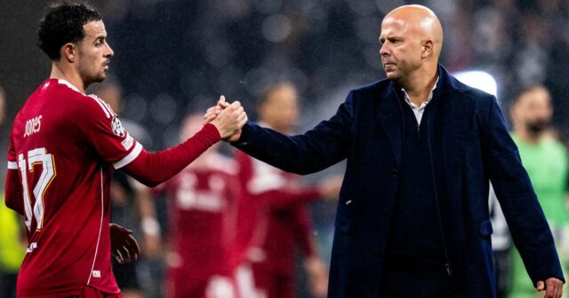 Curtis Jones a Arne Slot po zápase v Liverpoole