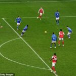 Martin Zubimendi otvoril skóre Arsenalu vrtaným zakončením, ktoré sa odrazilo od žrde