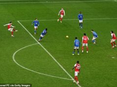 Arsenal 3-0 Sunderland: Prečo toto víťazstvo ukazuje, že veci môžu zapadnúť, aby Mikel Arteta zabezpečil Gunners titul v Premier League, píše MATT BARLOW Martin Zubimendi otvoril skóre Arsenalu vrtaným zakončením, ktoré sa odrazilo od žrde