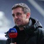 Gary Neville sa pozerá