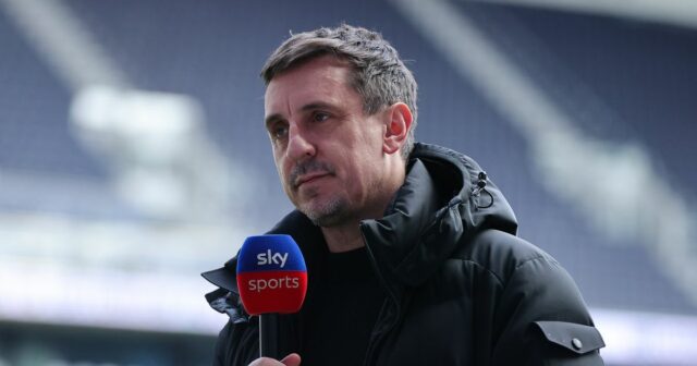 Gary Neville sa pozerá