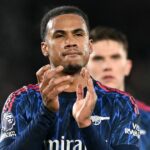 Gabriel z Arsenalu víta fanúšikov po zápase Premier League medzi Brentfordom a Arsenalom na Gtech Community Stadium 12. februára 2026 v Brentforde v Anglicku.