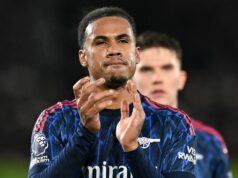 Arsenal dostal nový verdikt rozhodcu o definitívnej červenej karte Gabriela Magalhaesa vs Brentford Gabriel z Arsenalu víta fanúšikov po zápase Premier League medzi Brentfordom a Arsenalom na Gtech Community Stadium 12. februára 2026 v Brentforde v Anglicku.