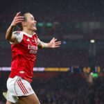 Arsenal je majster sveta! Strana Renee Slegersovej prežila test Corinthians a múr brazílskeho hluku, aby dobyla ženský futbal – keďže Gunners získavajú obrovskú sedemcifernú cenu z nového, no sporného pohára majstrov FIFA.