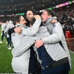 Mikel Arteta a tím Arsenalu oslavujú celkové víťazstvo 4:2 nad Chelsea