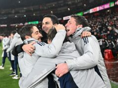 Arsenal konečne skončil semifinálový hoodo, eberechi eberechi ezess zmenil nárok na podiel na mieste Martina Odegararda a mikel artteta má dilemu pre finále pohára carabao, píše Mikel Arteta a tím Arsenalu oslavujú celkové víťazstvo 4:2 nad Chelsea